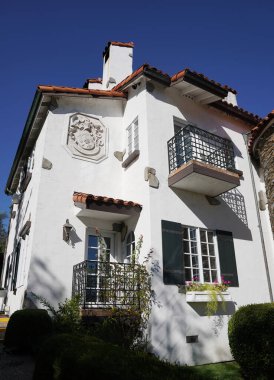 OAKHURST, CALIFORNIA - 20 Eylül 2017: Şato du Sureau 5 yıldızı, Yosemite yakınlarındaki lüks bir otel Oakhurst, California 