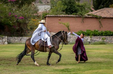 URUBAMBA, PERU - 1 Ekim 2016: Peru Gaucho halk dansları Urubamba, Kutsal Vadi, Peru