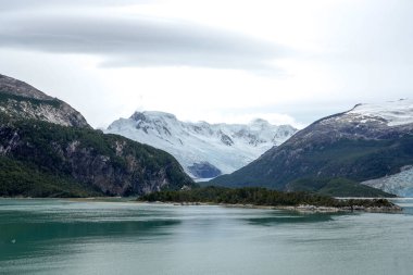Şili Patagonya 'da gezinen Beagle Kanalı. Tierra del Fuego Takımadaları 'nda Güney Amerika' nın Şili ve Arjantin arasındaki uç güney ucunda bir boğazdır.