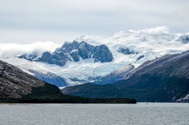 Şili Patagonya 'da gezinen Beagle Kanalı. Tierra del Fuego Takımadaları 'nda Güney Amerika' nın Şili ve Arjantin arasındaki uç güney ucunda bir boğazdır.
