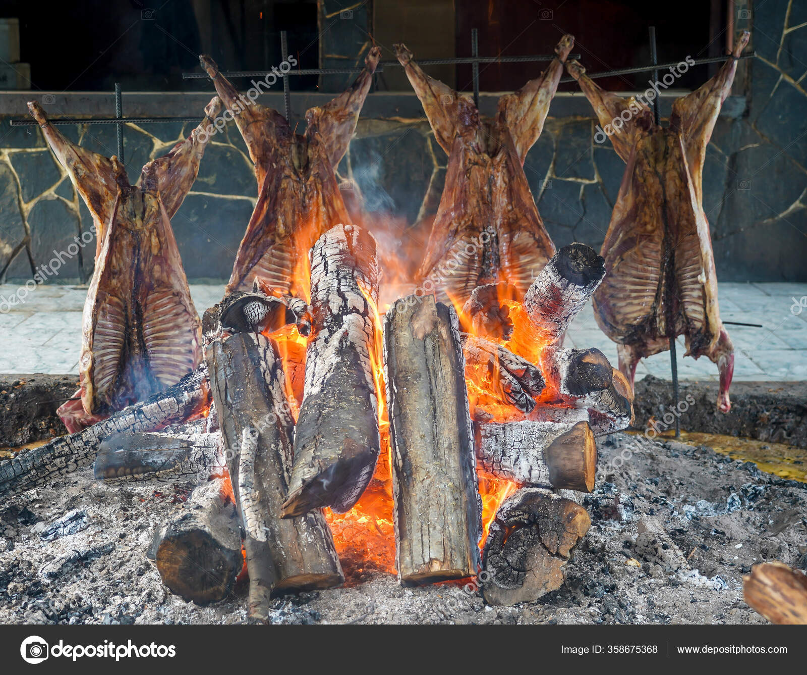 Argentinsk Asado Asado Stekt Kjøtt Storfekjøtt Eller Annet Kjøtt Som –  stockfoto © zhukovsky #358675368, image size:1600x1337