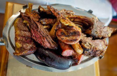 Geleneksel Arjantin Parrillo barbekü eti ve sosisleri. 