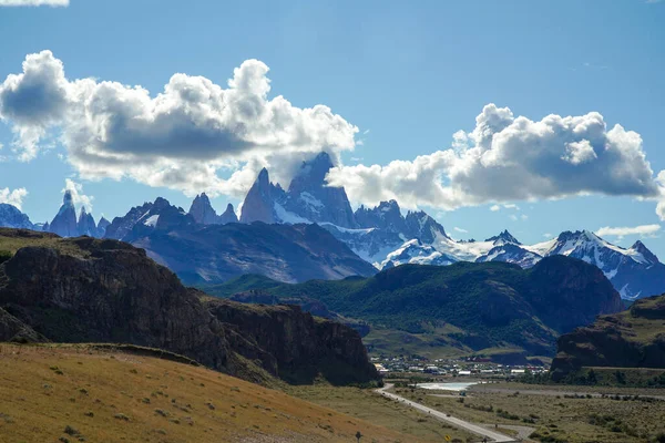 Szcenírozott Chalten Fenséges Fitz Roy Hegységgel Argentin Patagóniában — Stock Fotó