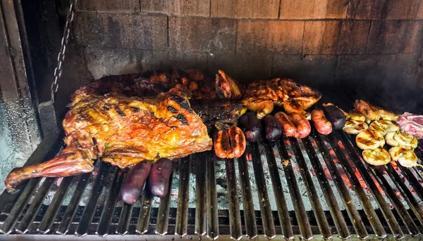阿根廷传统的狗肉和腊肠烧烤 — 图库照片