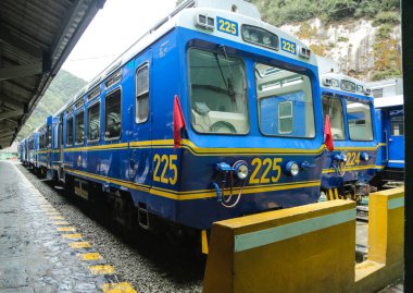 MACHU PICCHU, Peru - 2 Ekim 2016: Peru Picchu tren istasyonunda Peru tren istasyonu. Machu Picchu, 1983 yılından kalma hem kültürel hem de doğal UNESCO Dünya Mirası Bölgesi.