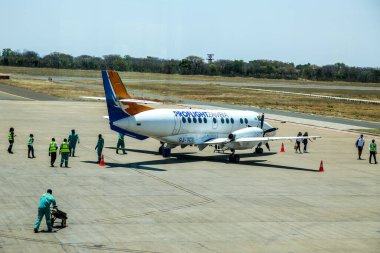 LIVINGSTONE, ZAMBIA - 4 Ekim 2018: Zambiya 'daki Harry Mwanga Nkumbula Uluslararası Havalimanı' nda Zambiya Havayolları 'nın piste inmesi