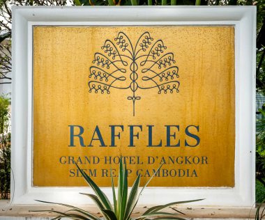 SIEM REAP, CAMBODIA - 7 Kasım 2019: Siem Reap, Kamboçya 'daki tarihi lüks Raffles Grand Hotel d' Angkor 'u imzalayın. İlk kez 1932 yılında La Grande Dame de Angkor adıyla açıldı.