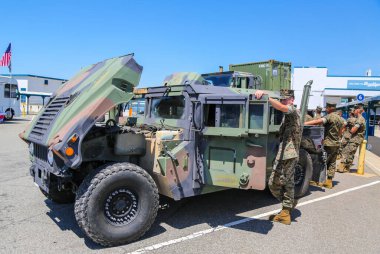 NEW YORK - 24 Mayıs 2018: ABD Deniz Kuvvetleri M1165A1 Özel Operasyonlar Yüksek hareketlilik, çok amaçlı araç donanma haftası boyunca New York 'ta sergilendi