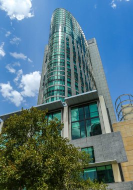 MELBOURNE, AUSTRALYA - 24 HAZİRAN 2019: Melbourne, Avustralya 'daki Crown Casino ve Eğlence Kompleksi. Yarra Nehri 'nin güney kıyısında büyük bir kumarhane ve eğlence merkezidir.