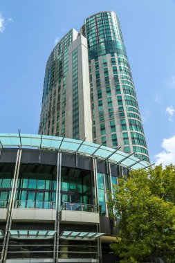 MELBOURNE, AUSTRALYA - 24 HAZİRAN 2019: Melbourne, Avustralya 'daki Crown Casino ve Eğlence Kompleksi. Yarra Nehri 'nin güney kıyısında büyük bir kumarhane ve eğlence merkezidir.