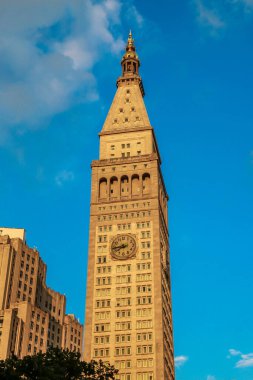 NEW YORK - 11 Temmuz 2017: Manhattan Flatiron bölgesinde ikonik saati olan Met Life Tower. Saat yüzeyi 26.5 feet 8 metre çapında ve her biri 1.2 metre uzunluğunda.