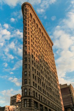 NEW YORK - 11 Temmuz 2017: Manhattan 'daki Tarihi Flatiron Binası. Manhattan' ın Beşinci Bulvarı 'ndaki bu ikonik üçgen bina 1902 yılında tamamlandı.
