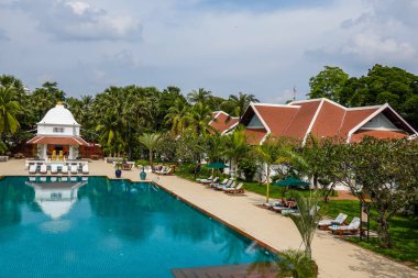 SIEM REAP, CAMBODIA - 7 Kasım 2019: Siem Reap, Kamboçya 'nın kalbinde bulunan tarihi lüks Raffles Grand Hotel d' Angkor havuzu