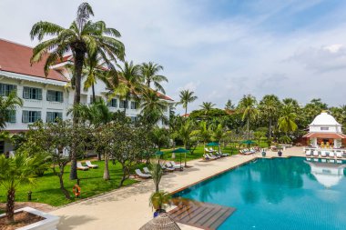 SIEM REAP, CAMBODIA - 7 Kasım 2019: Siem Reap, Kamboçya 'nın kalbinde bulunan tarihi lüks Raffles Grand Hotel d' Angkor havuzu