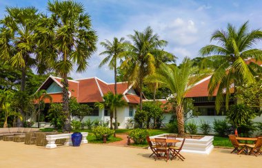 SIEM REAP, CAMBODIA - 7 Kasım 2019: Siem Reap, Kamboçya 'nın kalbinde bulunan tarihi lüks Raffles Grand Hotel d' Angkor havuzu