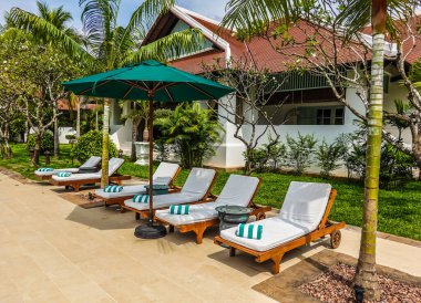 SIEM REAP, CAMBODIA - 7 Kasım 2019: Siem Reap, Kamboçya 'nın kalbinde bulunan tarihi lüks Raffles Grand Hotel d' Angkor havuzu