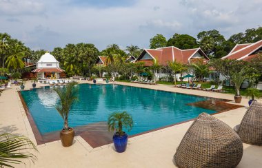 SIEM REAP, CAMBODIA - 7 Kasım 2019: Siem Reap, Kamboçya 'nın kalbinde bulunan tarihi lüks Raffles Grand Hotel d' Angkor havuzu