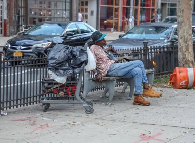 NEW YORK - 30 Temmuz 2019: Manhattan 'ın merkezinde evsiz bir adam