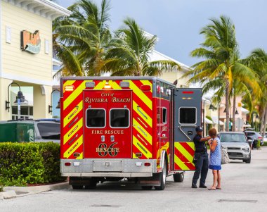 RIVIERA BEACH, FLORIDA - 4 Ağustos 2019: Riviera şehri itfaiye ambulansı
