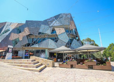MELBOURNE, AUSTRALYA - 21 HAZİRAN 2019: Melbourne, Avustralya 'daki Federasyon Meydanı' ndaki Yarra Binası