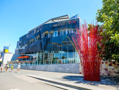MELBOURNE, AUSTRALYA - 21 HAZİRAN 2019: Melbourne, Avustralya 'daki Federasyon Meydanı' ndaki Ulaşım Otel Barı