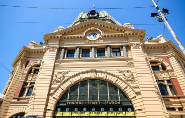 MELBOURNE, AUSTRALYA - 21 HAZİRAN 2019: Melbourne 'deki Iconic Flinders Caddesi Tren İstasyonu. 1910 'da tamamlandı ve her gün 100.000 kişi tarafından kullanılıyor. 