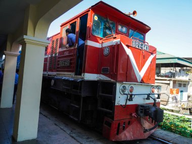 HANOI, VİETNAM - 28 Ekim 2019: Long Bien tren istasyonunda kırmızı lokomotif. Hanoi, Vietnam 'da Long Bien Köprüsü' nde bir tren istasyonu.