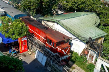 HANOI, VİETNAM - 28 Ekim 2019: Long Bien tren istasyonunda kırmızı lokomotif. Hanoi, Vietnam 'da Long Bien Köprüsü' nde bir tren istasyonu.