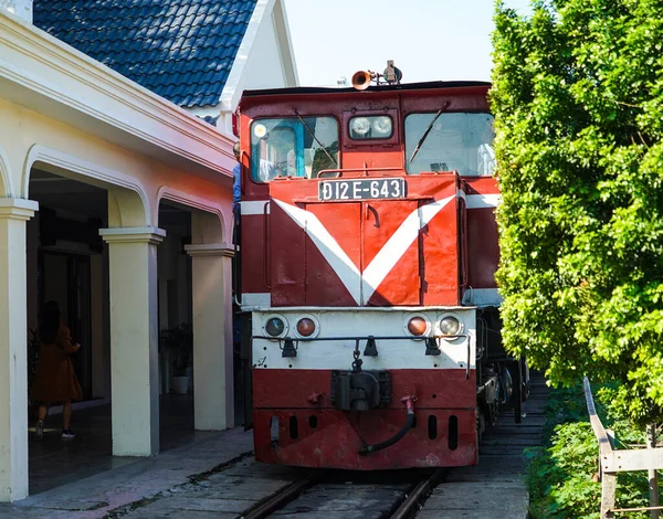 Hanoi Etnam Ekim 2019 Long Bien Tren Istasyonunda Kırmızı Lokomotif — Stok fotoğraf