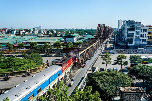 Hanoi Vietnam October 2019 Red Locomotive Crossing Famous Long Bien — Stock Photo, Image