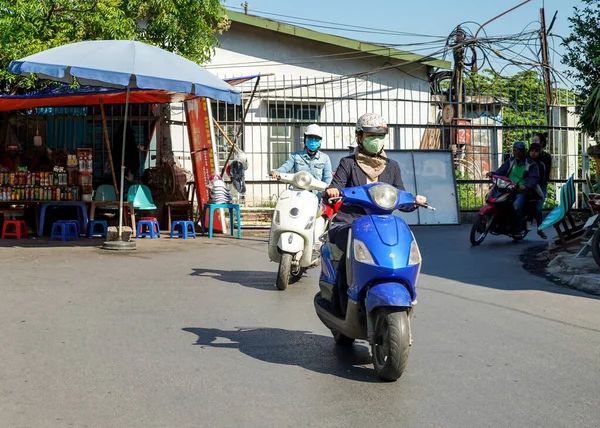 Hanoi Vietnam Outubro 2019 Pessoas Motos Saem Ponte Long Bien — Fotografia de Stock