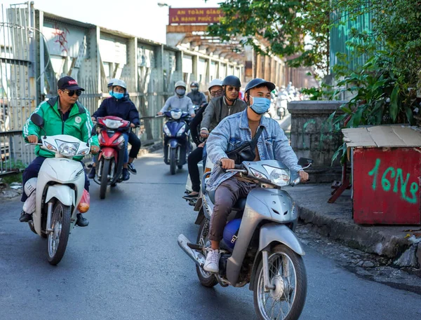 Hanoi Vietnam Ottobre 2019 Persone Moto Che Attraversano Long Bien — Foto Stock