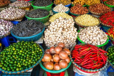 Yerel sebzeler Hanoi, Vietnam 'daki Old Quarter sabah pazarında sergileniyor.