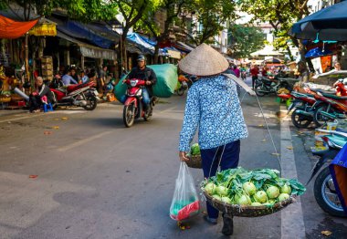 HANOI, VIETNAM - 28 Ekim 2019: Hanoi, Vietnam 'daki Old Quarter sabah pazarında yiyecek satan yerel satıcılar