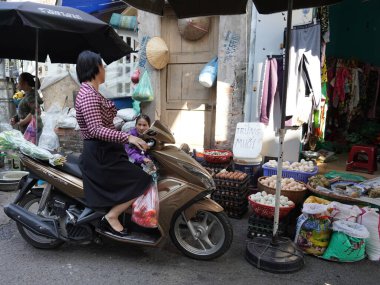 HANOI, VIETNAM - 28 Ekim 2019: Hanoi, Vietnam 'daki Old Quarter sabah pazarında yiyecek satan yerel satıcılar