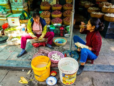 HANOI, VIETNAM - 28 Ekim 2019: Hanoi, Vietnam 'daki Old Quarter sabah pazarında yiyecek satan yerel satıcılar