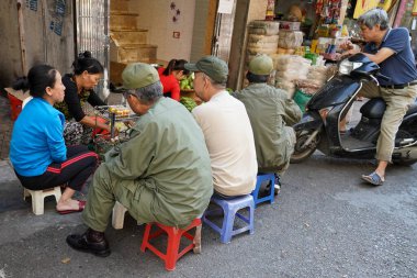 HANOI, VIETNAM - 28 Ekim 2019: Hanoi, Vietnam 'daki Old Quarter sabah pazarında yiyecek satan yerel satıcılar