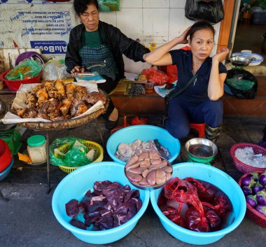 HANOI, VIETNAM - 28 Ekim 2019: Hanoi, Vietnam 'daki Old Quarter sabah pazarında yiyecek satan yerel satıcılar