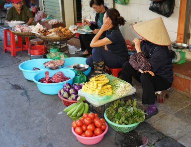 HANOI, VIETNAM - 28 Ekim 2019: Hanoi, Vietnam 'daki Old Quarter sabah pazarında yiyecek satan yerel satıcılar