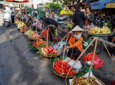 HANOI, VIETNAM - 28 Ekim 2019: Hanoi, Vietnam 'daki Old Quarter sabah pazarında yiyecek satan yerel satıcılar