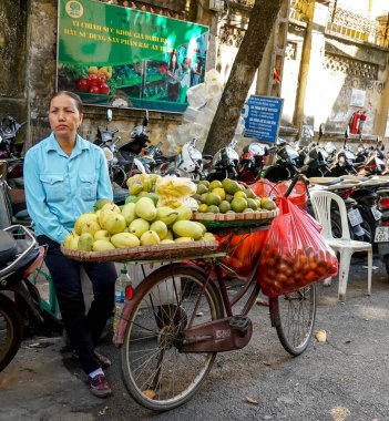 HANOI, VIETNAM - 28 Ekim 2019: Hanoi, Vietnam 'daki Old Quarter sabah pazarında yiyecek satan yerel satıcılar