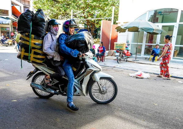 Hanoi Vietnam Ottobre 2019 Persone Moto Portano Merci Mercato Strada — Foto Stock