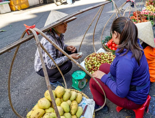 Hanoi Vietnam Ottobre 2019 Venditori Locali Che Vendono Cibo Mercato — Foto Stock