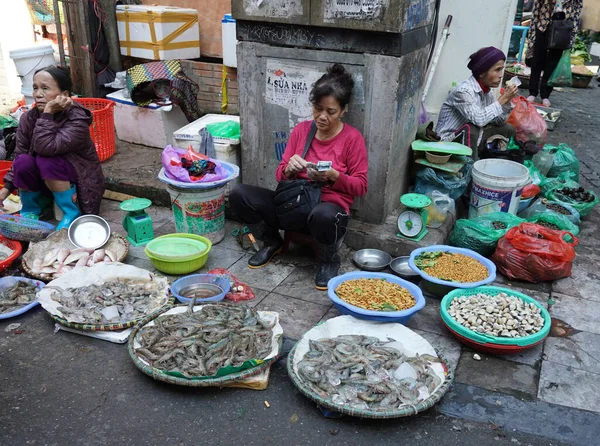 Hanoi Vietnam Octubre 2019 Vendedores Locales Que Venden Comida Mercado —  Fotos de Stock