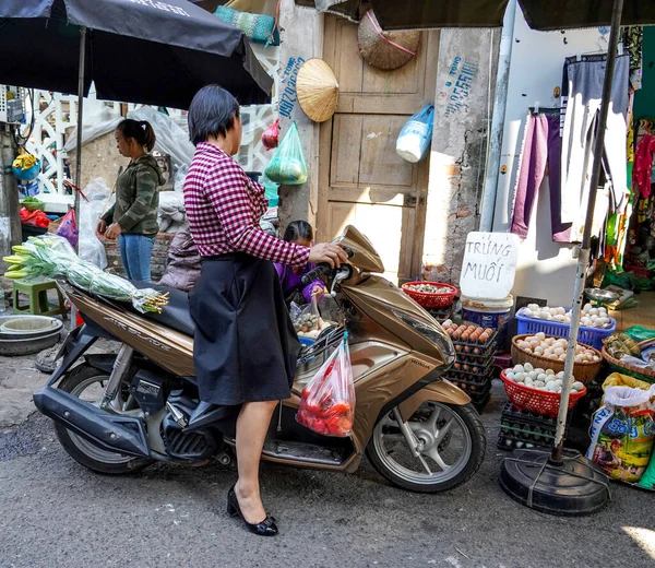 ハノイ ベトナム 2019年10月28日 ベトナムのハノイにある旧市街の朝の市場で食品を販売する地元のベンダー — ストック写真