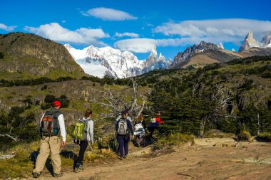 EL CHALTEN, ARGENTINA - 6 Şubat 2020: Macera turistleri Los Glaciares Ulusal Parkı, Santa Cruz Eyaleti, Arjantin 'deki Laguna Torre patikasında yürüyüş yapıyorlar