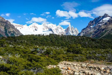 Cerro Torre ile birlikte Los Glaciares Ulusal Parkı 'ndaki Laguna Torre yürüyüşünde, Santa Cruz Eyaleti, Arjantin