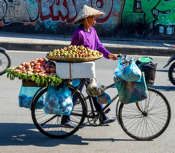 Hanoi Vietnam Oktober 2019 Straatverkoper Fiets Brengt Goederen Naar Voedselmarkt — Stockfoto