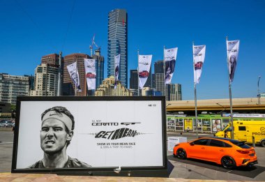 MELBOURNE, AUSTRALYA - 23 HAZİRAN 2019 Kia Motors, Melbourne 'daki Federasyon Meydanı' nda yeni Cerato GT arabasını tanıttı. Kia Motors, Avustralya Açık 'ın resmi sponsorlarından biri.