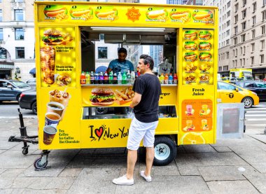 NEW YORK - 30 Temmuz 2019: Manhattan 'da sokak yemekleri satıcısı. Şehir tarafından lisanslı yaklaşık 4 bin tane seyyar yiyecek satıcısı var. 